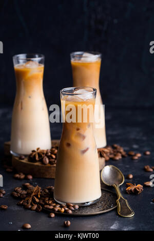 Drei Gläser erfrischenden Iced Latte Stockfoto