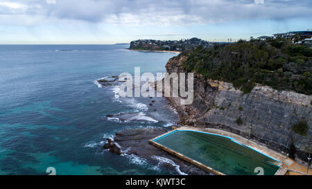 Luftaufnahme von Seaside Meer Schwimmbad gegen die Felsen am Strand bilgola, Sydney, Australien Stockfoto
