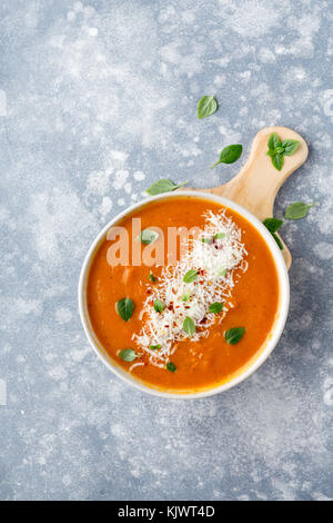 Overhead shot aus einer Schüssel mit nahrhaften Tomatensuppe mit geriebenem Käse Stockfoto
