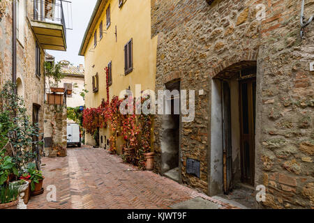 Verwinkelten Gassen auf Herbst Tag in einem kleinen magischen Dorf Pienza, Toskana, Italien. Stockfoto