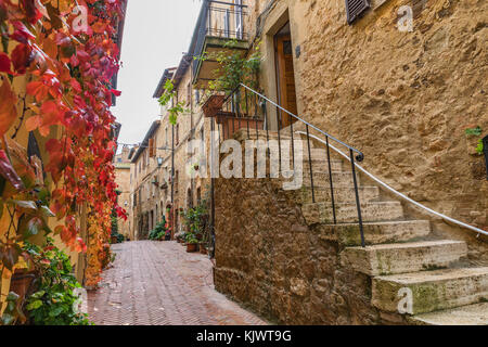 Verwinkelten Gassen auf Herbst Tag in einem kleinen magischen Dorf Pienza, Toskana, Italien. Stockfoto