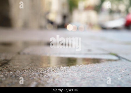 Low Angle Shot auf nasser Fahrbahn in Tallinn Stockfoto