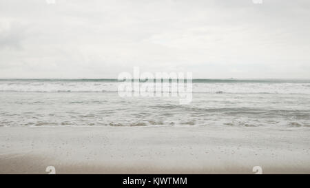 Kleine Wellen am Strand von Santa Monica in trüben November Tag Stockfoto