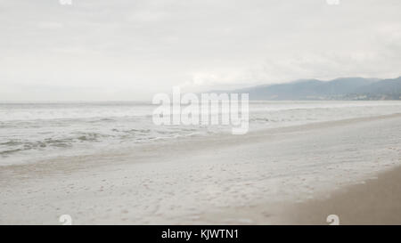 Kleine Wellen am Strand von Santa Monica in trüben November Tag Stockfoto