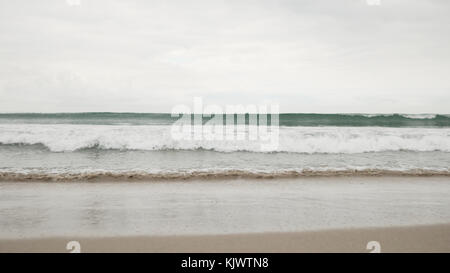 Kleine Wellen am Strand von Santa Monica in trüben November Tag Stockfoto