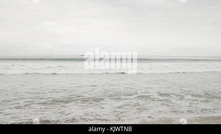 Kleine Wellen am Strand von Santa Monica in trüben November Tag Stockfoto