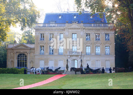 Pferdekutschen warten außerhalb des Château de Vert-Mont in Rueil-Malmaison, Frankreich Stockfoto