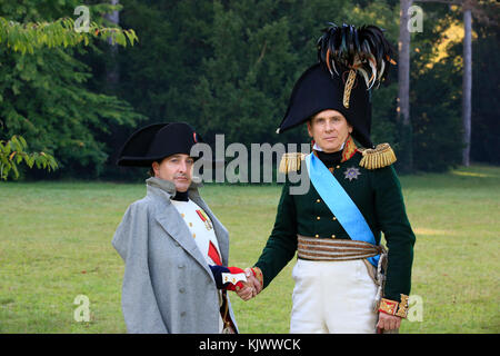 Napoleon I Kaiser der Franzosen (1769-1821) und Zar Alexander I von Russland (1777-1825) die Hände schütteln Nach der Unterzeichnung der Verträge von Tilsit (1807) Stockfoto