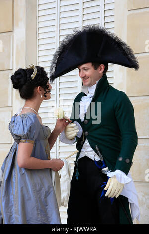 Ein junger Mann mit einer weißen Rose an seine Verlobte im Château de Vert-Mont in Rueil-Malmaison, Frankreich Stockfoto