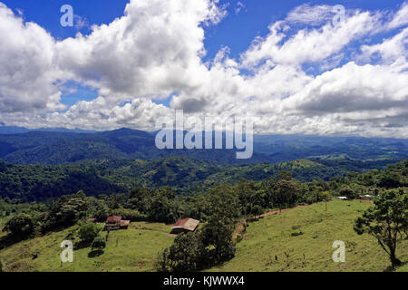Auf der Straße 10 von Siquirres nach Turrialba, Costa Rica. Die Straße ist sehr steil und kurvenreich durch die Bergkette Cordillera de Talamanca. Die landschaftliche Aussicht in die Täler ist atemberaubend. Stockfoto