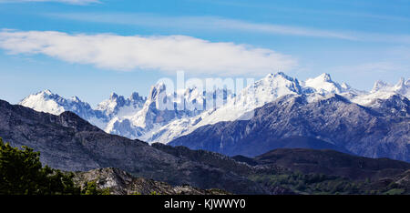 El Naranjo de Bulnes oder Urriellu PIcu dominierenden schroffen Kalkgipfel in der zentralen Massiven der Picos de Europa" im Norden Spaniens Stockfoto