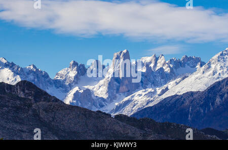 El Naranjo de Bulnes oder Urriellu Picu dominierenden schroffen Kalkgipfel in der zentralen Massiven der Picos de Europa" im Norden Spaniens Stockfoto