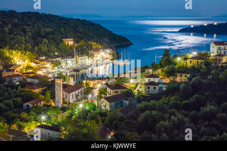 Sekt Mondnacht Szene über dem kleinen Fischerdorf von Kioni auf der Insel Ithaka in der Griechischen Adria Stockfoto