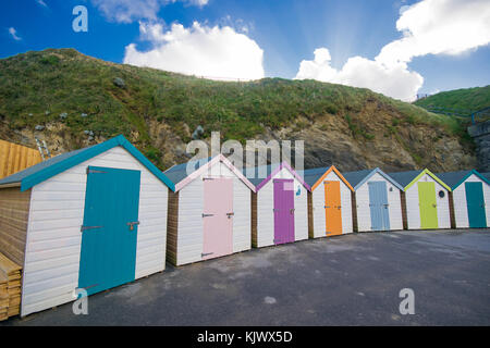 Eine Reihe von bunten Badekabinen in Newquay, Cornwall, Großbritannien Stockfoto