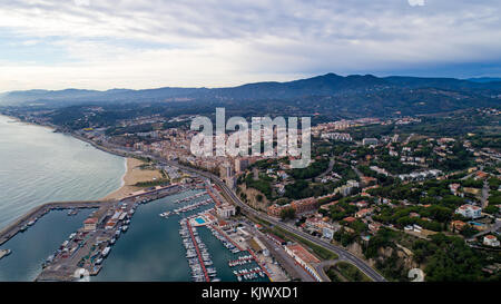 Luftaufnahmen von Arenys de Mar Stadt in Spanien Stockfoto