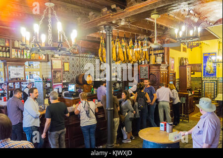 Innenraum der El Rinconcillo Tapas Bar, Calle Mallorca, Sevilla, Andalusien, Spanien Stockfoto