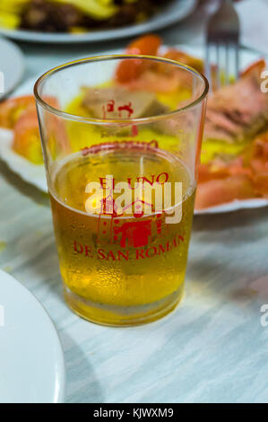 Ein Glas Weisswein bei El Uno de San Roman Tapas Bar, Plaza San Roman, Sevilla, Andalusien, Spanien Stockfoto