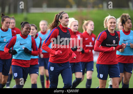 Die Engländerin Jill Scott (links) und Steph Houghton (rechts) während des Trainings im St. George's Park, Burton. DRÜCKEN SIE VERBANDSFOTO. Bilddatum: Montag, 27. November 2017. Siehe PA Geschichte SOCCER England Women. Bildnachweis sollte lauten: Joe Giddens/PA Wire. Stockfoto