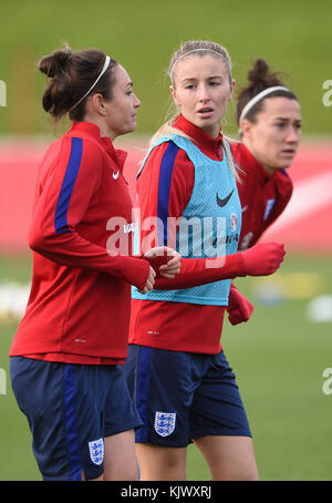 Die Engländerin Leah Williamson und Jodie Taylor während des Trainings im St. George's Park, Burton. DRÜCKEN SIE VERBANDSFOTO. Bilddatum: Montag, 27. November 2017. Siehe PA Geschichte SOCCER England Women. Bildnachweis sollte lauten: Joe Giddens/PA Wire. Stockfoto