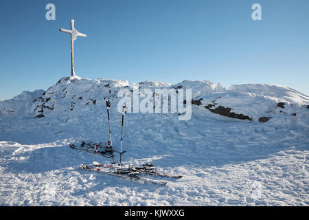 Hölzerne Kreuz auf einem Berg Ahorn bedeckt mit großen Frost. Großer Arber, Bayerisch Eisenstein, Deutschland. Winter schneebedeckten Gipfel des Mt. Großer Arber Stockfoto