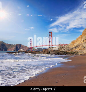 Sun flare über die Golden Gate Bridge, San Francisco. Stockfoto