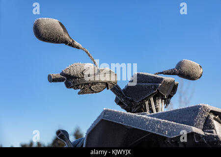 Detail snowmobile, gefroren Lenker Schneemobil auf blauen Himmel. Winter Sport Konzept. Stockfoto