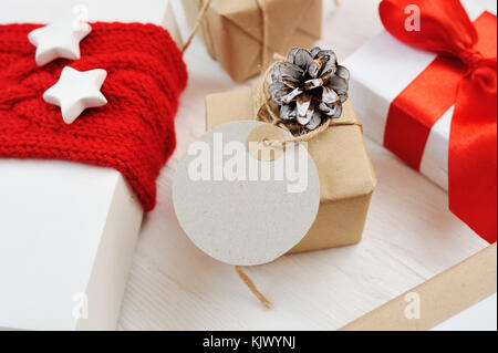 Mockup Weihnachten kraft Geschenkboxen und Tag auf Holzbrett Stockfoto