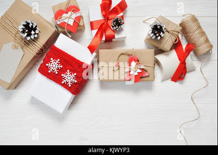 Mockup Weihnachten vintage Geschenkbox Paket mit leeren Geschenkanhänger auf alten hölzernen Hintergrund. Flach, Ansicht von oben Foto Mock up Stockfoto