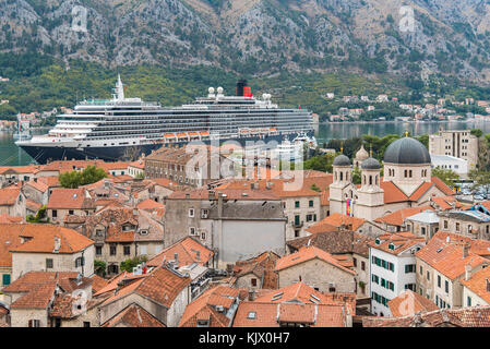 Mit Blick auf die Dächer der Altstadt von Kotor in Montenegro. Stockfoto