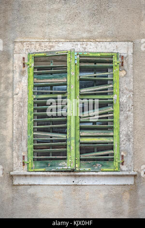 Alten grünen Fensterläden in der Abdeckung ein Fenster in der Altstadt von Kotor in Montenegro. Stockfoto