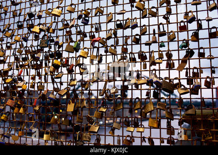 Liebe Vorhängeschlösser auf die Hohe Brücke über den Fluss Tyne in Newcastle, England Stockfoto