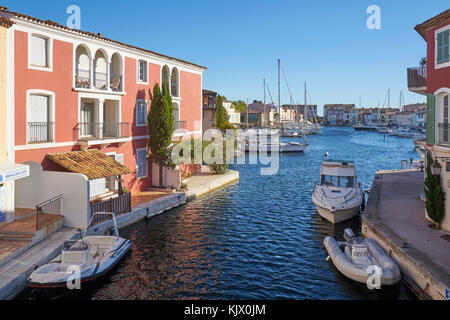 Port Grimaud Dorf und Hafen, in der Nähe St Tropez, Cote d'Azur, Riviera, Südfrankreich Stockfoto