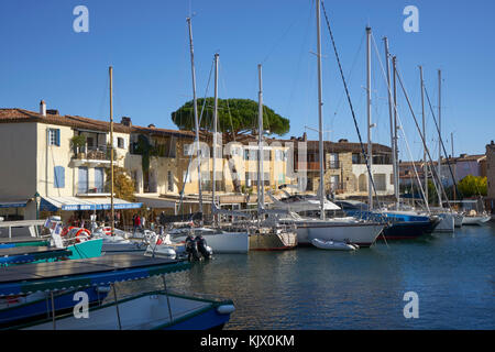 Port Grimaud Dorf und Hafen, in der Nähe St Tropez, Cote d'Azur, Riviera, Südfrankreich Stockfoto