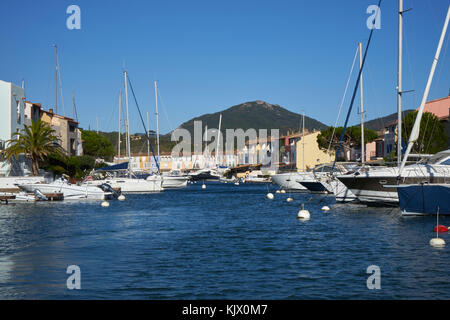 Port Grimaud Dorf und Hafen, in der Nähe St Tropez, Cote d'Azur, Riviera, Südfrankreich Stockfoto