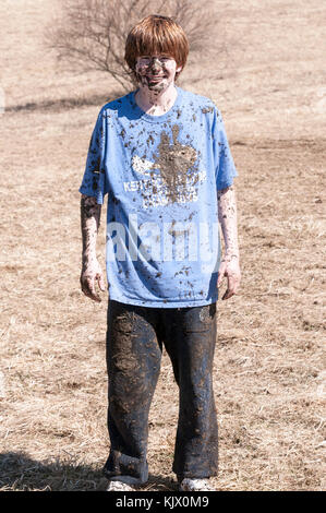 Teenager mit Schlamm bespritzt nach 4 Wheeling in einem Go Kart Stockfoto