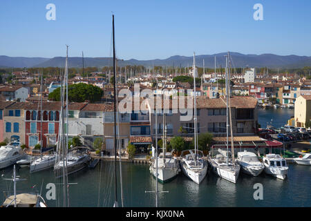 Port Grimaud Dorf und Hafen, in der Nähe St Tropez, Cote d'Azur, Riviera, Südfrankreich Stockfoto