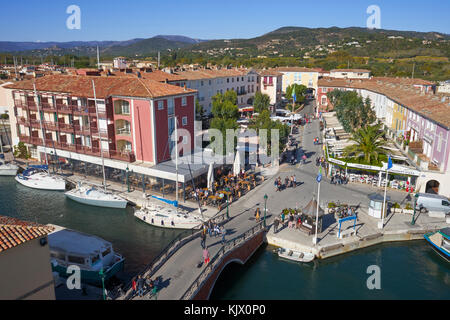 Port Grimaud Dorf und Hafen, in der Nähe St Tropez, Cote d'Azur, Riviera, Südfrankreich Stockfoto