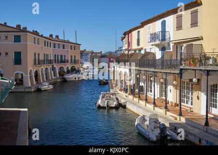 Port Grimaud Dorf und Hafen, in der Nähe St Tropez, Cote d'Azur, Riviera, Südfrankreich Stockfoto