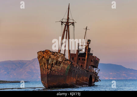 Das berühmte Schiffswrack Agios Dimitrios in der Nähe von Gythio. Lakonien - Griechenland Stockfoto