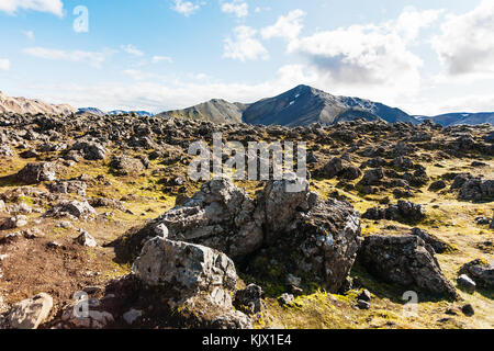 Reisen nach Island - Blick auf den Mount blahnukur von laugahraun vulkanischer Lava Feld in landmannalaugar Bereich Fjallabak Nature Reserve in den Hochländern Regio Stockfoto