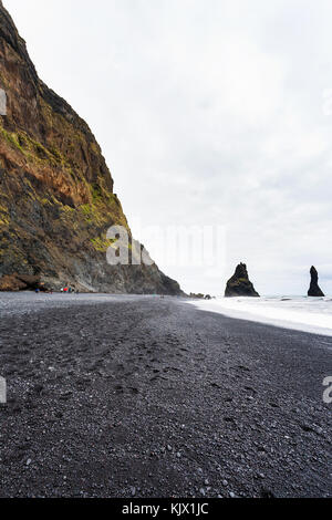 Reisen nach Island - Blick auf den Strand Reynisfjara mit reynisdrangar Berge in Island, in der Nähe von Vik i myrdal Dorf am Atlantik Südküste in katla Geop Stockfoto