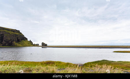 Reisen nach Island - Atlantikküste in Vik i myrdal Dorf am Atlantik Südküste in Katla Geopark im September Stockfoto