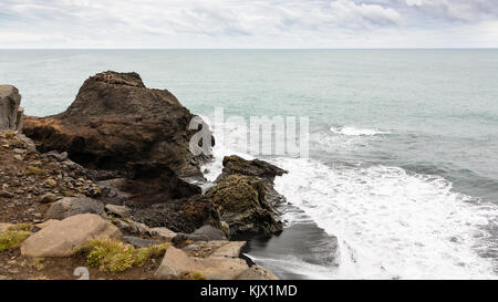 Reisen nach Island - Atlantic Ocean Beach in der Nähe von Vik i myrdal Dorf am Atlantik Südküste in Katla Geopark im September Stockfoto