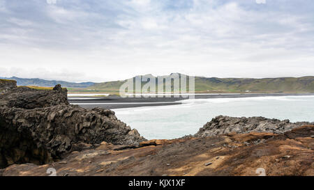 Reisen nach Island - Atlantik Küste in der Nähe von Vik i myrdal Dorf am Atlantik Südküste in Katla Geopark im Herbst Stockfoto