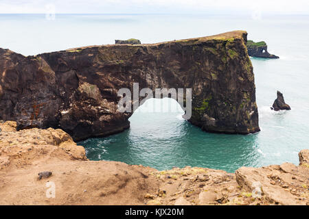 Reisen nach Island - lava Bogen auf dyrholaey Halbinsel, in der Nähe von Vik i myrdal Dorf am Atlantik Südküste in Katla Geopark im September Stockfoto