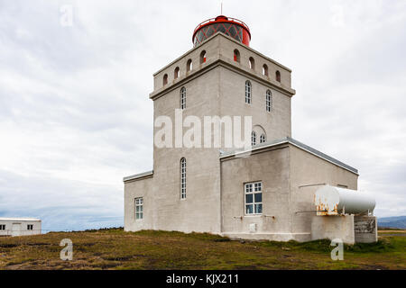 Reisen nach Island - außen dyrholaeyjarvit Leuchtturm auf dyrholaey Halbinsel, in der Nähe von Vik i myrdal Dorf am Atlantik Südküste in Katla Geopark Stockfoto