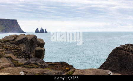 Reisen nach Island - Ozean Küste in der Nähe von kirkjufjara Strand von Vik i myrdal Dorf am Atlantik Südküste in Katla Geopark im September Stockfoto