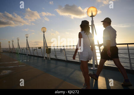 Zwei Personen genießen ein Spaziergang auf einem Kreuzfahrtschiff Stockfoto