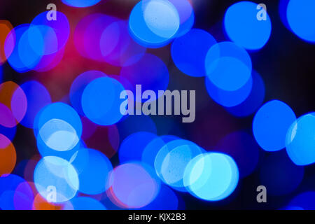 Christmas lights blue Bokeh - eine blaue Farbe bokeh Hintergrund erstellt durch eine Reihe von de-fokussierte Weihnachtsbeleuchtung. Stockfoto
