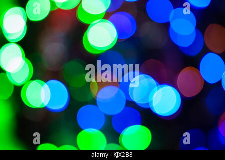 Weihnachtsbeleuchtung color Bokeh - ein helles Grün bokeh Hintergrund erstellt durch eine Reihe von de-fokussierte Weihnachtsbeleuchtung. Stockfoto
